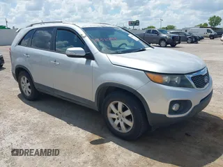 2013 Kia Sorento LX z VIN 5XYKT4A65DG373979, wystawiony jako IAAI lot #42580495 z przebiegiem 199 158 mil mil oraz . Historia ofert i sprzedaży dostępna na DreamBid. Obrazek 1.