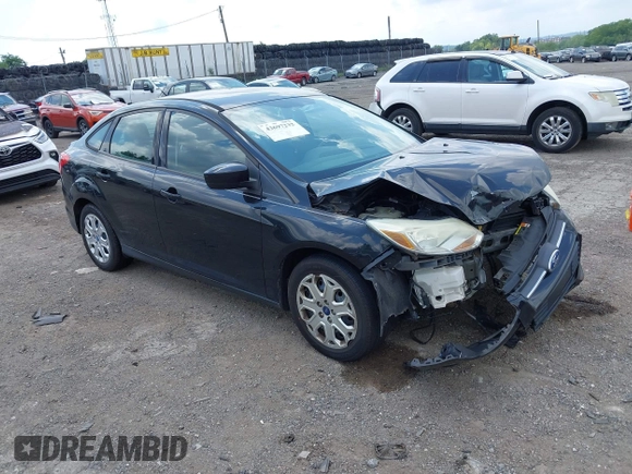 2012 Ford Focus SE z VIN 1FAHP3F26CL157551, wystawiony jako IAAI lot #42697232 z przebiegiem 135 024 mil mil oraz . Historia ofert i sprzedaży dostępna na DreamBid. Obrazek 1.