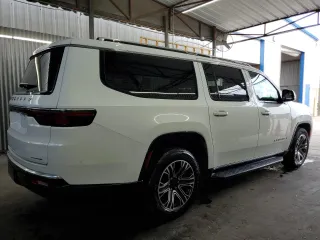 2024 Jeep Wagoneer Series II z VIN 1C4SJSBP7RS144237, wystawiony jako Copart lot #56341065 z przebiegiem 29 432 mil mil oraz Tytuł czysty. Historia ofert i sprzedaży dostępna na DreamBid. Obrazek 3.