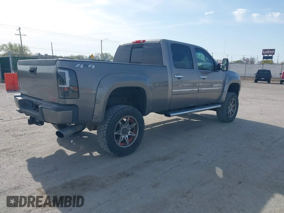 2013 GMC Sierra 2500HD Denali z VIN 1GT125E81DF127112, wystawiony jako IAAI lot #41907764 z przebiegiem 289 619 mil mil oraz . Historia ofert i sprzedaży dostępna na DreamBid. Obrazek 4.