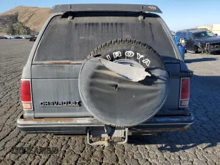 1986 Chevrolet Blazer z VIN 1G8CT18RXG8180574, wystawiony jako Copart lot #87987925 z przebiegiem 82 571 mil mil oraz Szkoda całkowita • Salvage title. Historia ofert i sprzedaży dostępna na DreamBid. Obrazek 6.