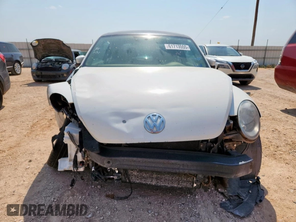 2013 Volkswagen Beetle 2.5L с VIN 3VWJX7AT3DM660437, выставлен на аукционе Copart как лот 61713555 с пробегом Не указан миль и Списание • Salvage title. История ставок и продаж доступна на DreamBid. Изображение 5.