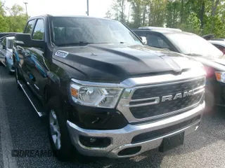 2022 Ram 1500 Big Horn z VIN 1C6RRFFG3NN389917, wystawiony jako IAAI lot #42248636 z przebiegiem 56 686 mil mil oraz . Historia ofert i sprzedaży dostępna na DreamBid. Obrazek 1.