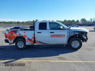 2023 Ram 1500 Tradesman z VIN 1C6RR6FG0PS522900, wystawiony jako IAAI lot #41573571 z przebiegiem 45 128 mil mil oraz . Historia ofert i sprzedaży dostępna na DreamBid. Obrazek 13.