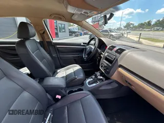 2006 Volkswagen Jetta z VIN 3VWRG81K46M724245, wystawiony jako Copart lot #57293785 z przebiegiem 212 639 mil mil oraz Czysty tytuł • Clean title. Historia ofert i sprzedaży dostępna na DreamBid. Obrazek 5.