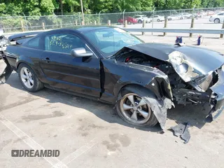 2008 Ford Mustang Deluxe z VIN 1ZVHT80N985155422, wystawiony jako IAAI lot #42312812 z przebiegiem Nie podano mil oraz . Historia ofert i sprzedaży dostępna na DreamBid. Obrazek 1.