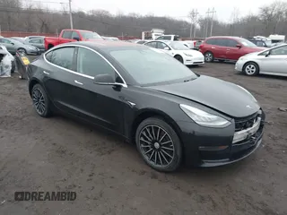 2019 Tesla Model 3 Mid Range z VIN 5YJ3E1EA9KF304423, wystawiony jako IAAI lot #41477761 z przebiegiem 89 595 mil mil oraz . Historia ofert i sprzedaży dostępna na DreamBid. Obrazek 1.
