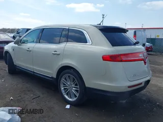 2014 Lincoln MKT EcoBoost z VIN 2LMHJ5AT0EBL56623, wystawiony jako IAAI lot #41940920 z przebiegiem 138 911 mil mil oraz . Historia ofert i sprzedaży dostępna na DreamBid. Obrazek 3.