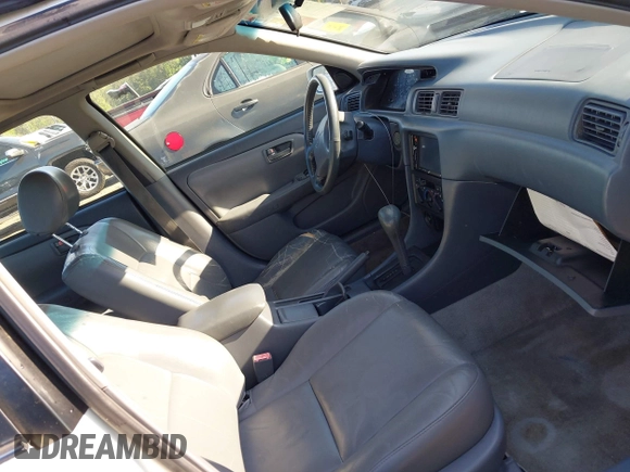 1999 Toyota Camry LE z VIN 4T1BF28K5XU930080, wystawiony jako IAAI lot #41986577 z przebiegiem 145 224 mil mil oraz . Historia ofert i sprzedaży dostępna na DreamBid. Obrazek 5.
