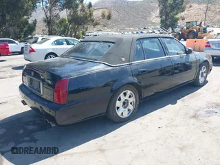 2002 Cadillac DeVille DTS z VIN 1G6KF579X2U134554, wystawiony jako IAAI lot #42244304 z przebiegiem 149 141 mil mil oraz . Historia ofert i sprzedaży dostępna na DreamBid. Obrazek 4.