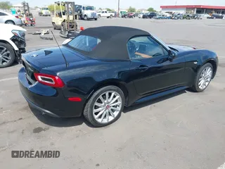2019 FIAT 124 Spider Lusso z VIN JC1NFAEK6K0143183, wystawiony jako IAAI lot #42173832 z przebiegiem 3 574 mil mil oraz . Historia ofert i sprzedaży dostępna na DreamBid. Obrazek 4.