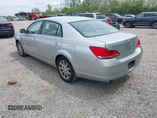 2007 Toyota Avalon XL z VIN 4T1BK36B77U198619, wystawiony jako IAAI lot #42204373 z przebiegiem 348 721 mil mil oraz . Historia ofert i sprzedaży dostępna na DreamBid. Obrazek 3.