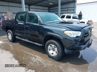 2016 Toyota Tacoma SR5 z VIN 5TFAX5GN8GX070720, wystawiony jako IAAI lot #42398198 z przebiegiem 156 397 mil mil oraz . Historia ofert i sprzedaży dostępna na DreamBid. Obrazek 1.