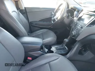 2017 Hyundai Santa Fe 2.4L z VIN 5XYZU3LB4HG435992, wystawiony jako IAAI lot #40927607 z przebiegiem 104 868 mil mil oraz . Historia ofert i sprzedaży dostępna na DreamBid. Obrazek 5.