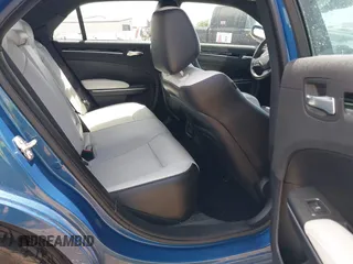 2020 Chrysler 300 S z VIN 2C3CCABG7LH188735, wystawiony jako IAAI lot #42051069 z przebiegiem 83 536 mil mil oraz . Historia ofert i sprzedaży dostępna na DreamBid. Obrazek 8.