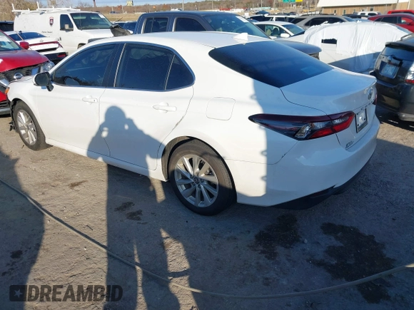 2024 Toyota Camry LE z VIN 4T1R11AK6RU888622, wystawiony jako IAAI lot #41102520 z przebiegiem 12 717 mil mil oraz . Historia ofert i sprzedaży dostępna na DreamBid. Obrazek 3.