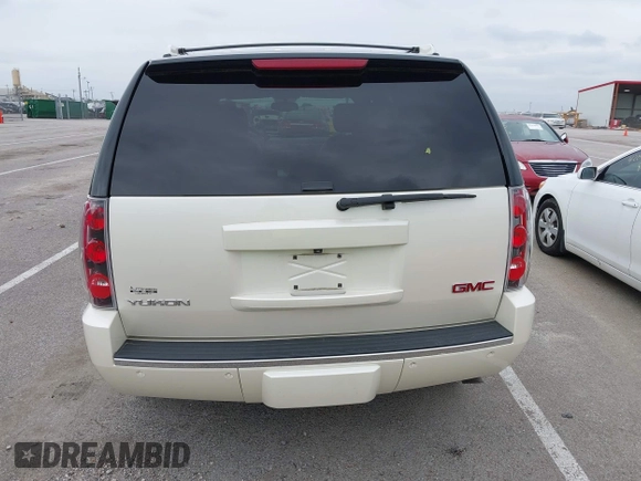 2013 GMC Yukon Denali z VIN 1GKS2EEF4DR358429, wystawiony jako IAAI lot #42182845 z przebiegiem 161 020 mil mil oraz . Historia ofert i sprzedaży dostępna na DreamBid. Obrazek 16.