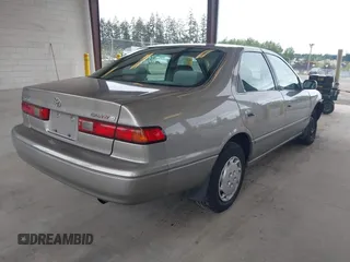 1998 Toyota Camry LE z VIN JT2BG22KXW0157647, wystawiony jako IAAI lot #42282818 z przebiegiem 267 681 mil mil oraz . Historia ofert i sprzedaży dostępna na DreamBid. Obrazek 4.