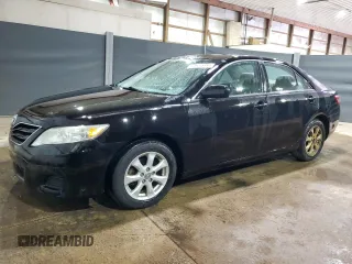 2011 Toyota Camry LE z VIN 4T4BF3EK2BR196166, wystawiony jako Copart lot #56200325 z przebiegiem 119 991 mil mil oraz Czysty tytuł • Clean title. Historia ofert i sprzedaży dostępna na DreamBid. Obrazek 1.