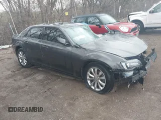 2015 Chrysler 300 S z VIN 2C3CCAGGXFH793040, wystawiony jako IAAI lot #41838875 z przebiegiem 154 813 mil mil oraz . Historia ofert i sprzedaży dostępna na DreamBid. Obrazek 1.