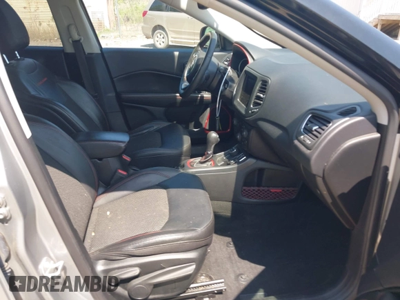 2021 Jeep Compass Trailhawk z VIN 3C4NJDDB7MT590390, wystawiony jako IAAI lot #42163205 z przebiegiem 70 551 mil mil oraz . Historia ofert i sprzedaży dostępna na DreamBid. Obrazek 5.