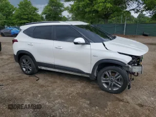2022 Kia Seltos S z VIN KNDEUCAA8N7261717, wystawiony jako Copart lot #55783595 z przebiegiem 96 482 mil mil oraz Czysty tytuł • Clean title. Historia ofert i sprzedaży dostępna na DreamBid. Obrazek 4.