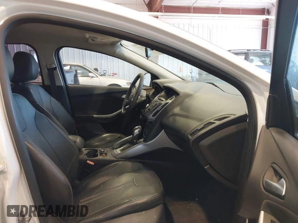 2013 Ford Focus SE z VIN 1FADP3F2XDL255868, wystawiony jako IAAI lot #42267492 z przebiegiem 144 640 mil mil oraz . Historia ofert i sprzedaży dostępna na DreamBid. Obrazek 5.