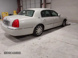 2007 Lincoln Town Car Signature Limited z VIN 1LNHM82W97Y638603, wystawiony jako IAAI lot #41620885 z przebiegiem Nie podano mil oraz . Historia ofert i sprzedaży dostępna na DreamBid. Obrazek 4.