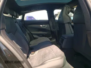 2024 Audi e-tron GT Premium Plus z VIN WAUFJBFW1R7001075, wystawiony jako Copart lot #58714654 z przebiegiem 3185 mil mil oraz Szkody całkowita. Historia ofert i sprzedaży dostępna na DreamBid. Obrazek 10.
