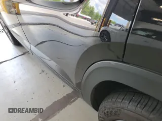 2024 Volkswagen Atlas SE z VIN 1V2HR2CA9RC554298, wystawiony jako IAAI lot #42851017 z przebiegiem 18 815 mil mil oraz . Historia ofert i sprzedaży dostępna na DreamBid. Obrazek 7.