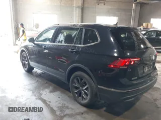 2022 Volkswagen Tiguan SE z VIN 3VV2B7AX6NM073743, wystawiony jako IAAI lot #39948815 z przebiegiem 56 368 mil mil oraz . Historia ofert i sprzedaży dostępna na DreamBid. Obrazek 3.