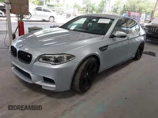 2014 BMW M5 z VIN WBSFV9C57ED097794, wystawiony jako IAAI lot #42257563 z przebiegiem 120 933 mil mil oraz . Historia ofert i sprzedaży dostępna na DreamBid. Obrazek 2.