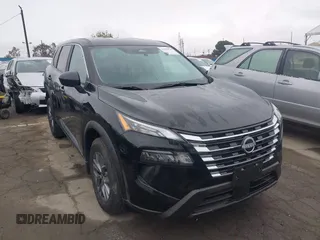 2025 Nissan Rogue S z VIN 5N1BT3ABXSC765294, wystawiony jako IAAI lot #41905928 z przebiegiem 600 mil mil oraz . Historia ofert i sprzedaży dostępna na DreamBid. Obrazek 1.