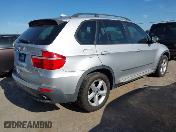 2008 BMW X5 3.0si z VIN 5UXFE43598L002171, wystawiony jako IAAI lot #42385920 z przebiegiem 234 795 mil mil oraz . Historia ofert i sprzedaży dostępna na DreamBid. Obrazek 4.
