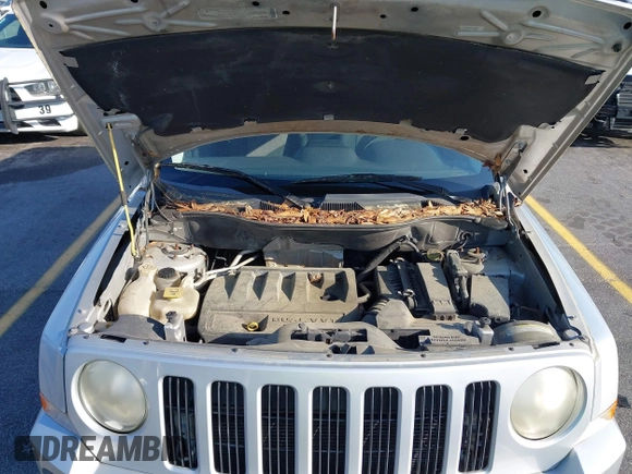2009 Jeep Patriot Sport with VIN 1J4FT28B99D121838, listed as a IAAI auction lot 42000092 with 218,483 mi miles. Bid and sale history available at carsss.com. Image 10.