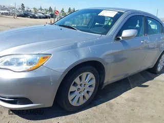 2014 Chrysler 200 LX z VIN 1C3CCBAB3EN231263, wystawiony jako IAAI lot #41858333 z przebiegiem 63 100 mil mil oraz . Historia ofert i sprzedaży dostępna na DreamBid. Obrazek 6.