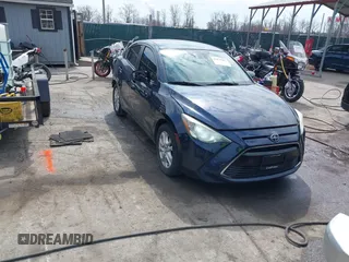 2016 Scion iA z VIN 3MYDLBZV0GY135970, wystawiony jako IAAI lot #41875467 z przebiegiem 132 325 mil mil oraz . Historia ofert i sprzedaży dostępna na DreamBid. Obrazek 1.