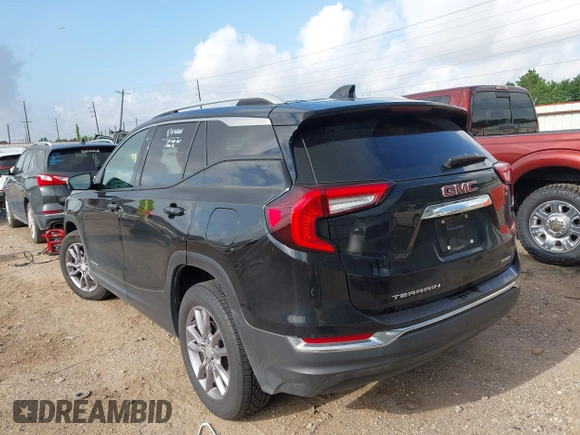 2023 GMC Terrain SLT z VIN 3GKALVEG5PL191771, wystawiony jako IAAI lot #42543485 z przebiegiem 50 250 mil mil oraz . Historia ofert i sprzedaży dostępna na DreamBid. Obrazek 3.