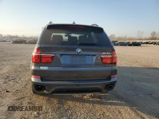 2013 BMW X5 xDrive35i z VIN 5UXZV4C54D0B06711, wystawiony jako Copart lot #48958535 z przebiegiem 201 650 mil mil oraz Czysty tytuł • Clean title. Historia ofert i sprzedaży dostępna na DreamBid. Obrazek 6.