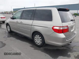 2005 Honda Odyssey LX with VIN 5FNRL38205B026824, listed as a IAAI auction lot 42068656 with 140,914 mi miles. Bid and sale history available at carsss.com. Image 3.