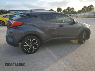 2022 Toyota C-HR XLE z VIN NMTKHMBX9NR141168, wystawiony jako Copart lot #50906365 z przebiegiem 44 268 mil mil oraz Tytuł czysty. Historia ofert i sprzedaży dostępna na DreamBid. Obrazek 3.