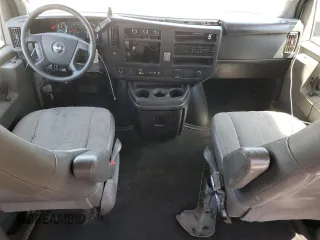 2022 GMC Savana LT z VIN 1GJW7FFP1N1154496, wystawiony jako Copart lot #57423255 z przebiegiem 191 693 mil mil oraz Tytuł czysty. Historia ofert i sprzedaży dostępna na DreamBid. Obrazek 8.