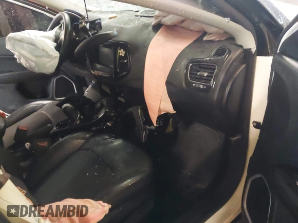 2021 Jeep Compass Latitude z VIN 3C4NJDBB8MT530881, wystawiony jako IAAI lot #42159145 z przebiegiem Nie podano mil oraz . Historia ofert i sprzedaży dostępna na DreamBid. Obrazek 5.
