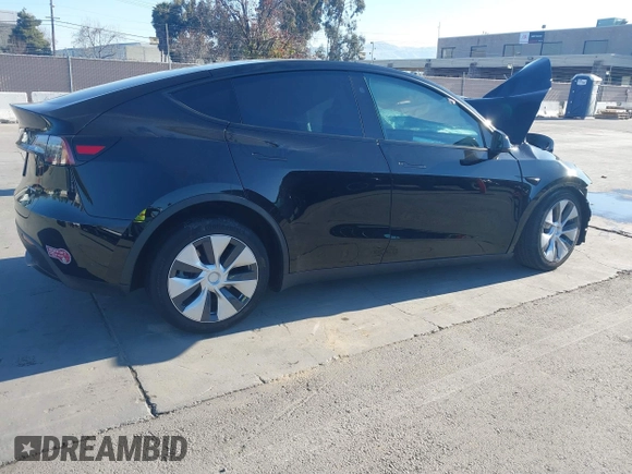 2024 Tesla Model Y Long Range with VIN 7SAYGAEE7RF014424, listed as a IAAI auction lot 41402098 with 6,052 mi miles and . Bid and sale history available at DreamBid. Image 4.