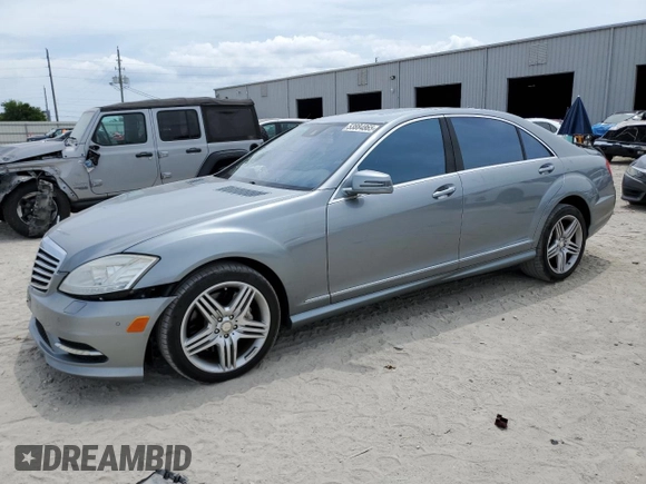 2013 Mercedes-Benz S 550 z VIN WDDNG7DB8DA517526, wystawiony jako Copart lot #53884865 z przebiegiem 119 398 mil mil oraz Nie do naprawy • Non repairable. Historia ofert i sprzedaży dostępna na DreamBid. Obrazek 1.