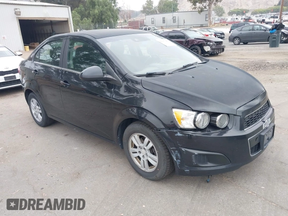 2014 Chevrolet Sonic LT z VIN 1G1JC5SB4E4153240, wystawiony jako IAAI lot #42383467 z przebiegiem 146 218 mil mil oraz . Historia ofert i sprzedaży dostępna na DreamBid. Obrazek 1.