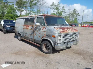 1983 Chevrolet Chevy Van z VIN 1GCEG25H7D7170543, wystawiony jako IAAI lot #41955600 z przebiegiem 49 027 mil mil oraz . Historia ofert i sprzedaży dostępna na DreamBid. Obrazek 1.