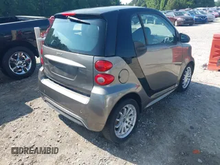 2013 Smart fortwo Pure z VIN WMEEJ3BA2DK697614, wystawiony jako IAAI lot #42405542 z przebiegiem 192 027 mil mil oraz . Historia ofert i sprzedaży dostępna na DreamBid. Obrazek 4.