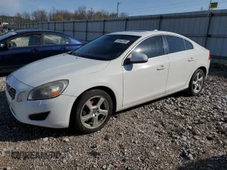 2013 Volvo S60 T5 Premier z VIN YV1612FS7D1213937, wystawiony jako Copart lot #51942205 z przebiegiem 118 486 mil mil oraz Szkoda całkowita • Salvage title. Historia ofert i sprzedaży dostępna na DreamBid. Obrazek 1.