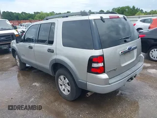 2006 Ford Explorer XLT z VIN 1FMEU63E96UA34987, wystawiony jako IAAI lot #42484509 z przebiegiem 225 228 mil mil oraz . Historia ofert i sprzedaży dostępna na DreamBid. Obrazek 3.
